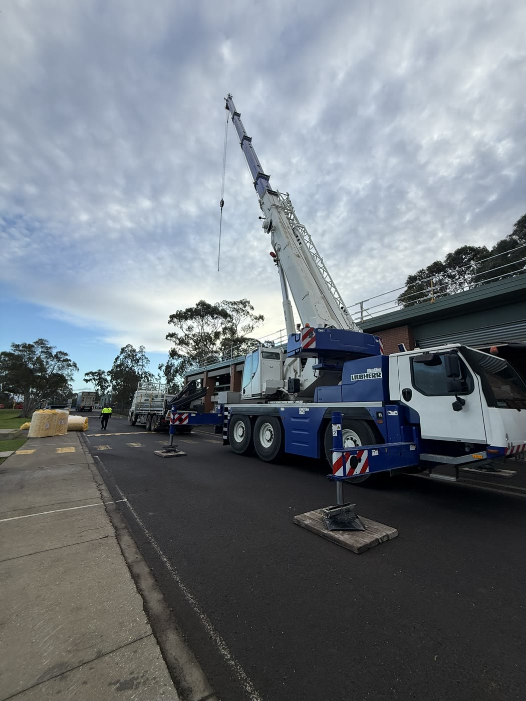 40-tonne mobile crane set up on site at the Melton Recycled Water Plant